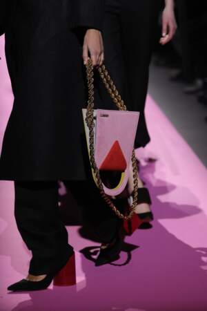 Le sac à mains renversé, autre touche colorée du défilé Jacquemus, Paris Fashion Week