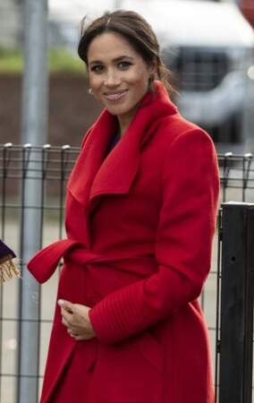 Meghan Markle s'inspire de Diana avec ce manteau rouge très stylé