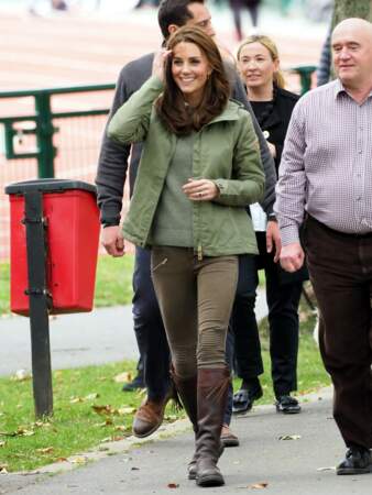 Kate Middleton naturelle en parka, pantalon Zara et bottes recyclées
