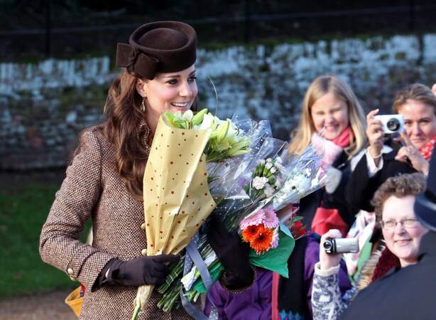 25 décembre 2014: Pour le service de Noël, la duchesse salue la foule chapeautée par Lock & Co, modèle Betty Boop