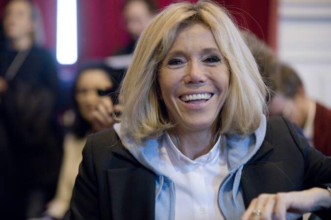 Brigitte Macron tout sourire dans son sweat