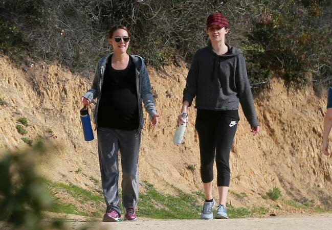 Natalie Portman, enceinte, affiche un ventre impressionnant lors d’une promenade dans un parc en Californie.