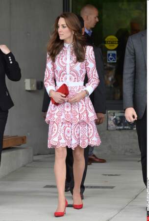Toujours au Canada, Kate Middleton ose la robe blanche a volants et brodée d'un fil cramoisi