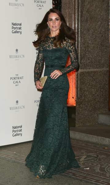 Kate Middleton, toujours aussi raffinée dans cette robe de coktail en dentelle vert émeraude