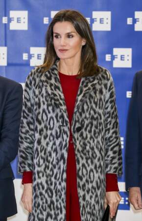 La reine Letizia d'Espagne visite le siège de la fondation BBVA à Madrid dans une veste léopard glamour.