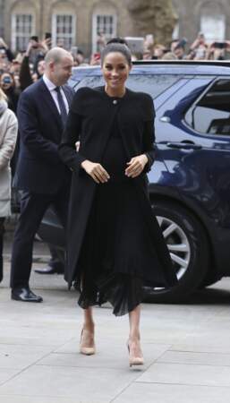 Meghan Markle, enceinte rayonne en manteau Givenchy  le 31 janvier 2019.
