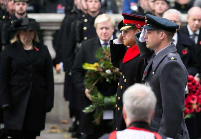Les prince Harry et William se recueillent ce dimanche devant le Cénotaphe de Whitehall.