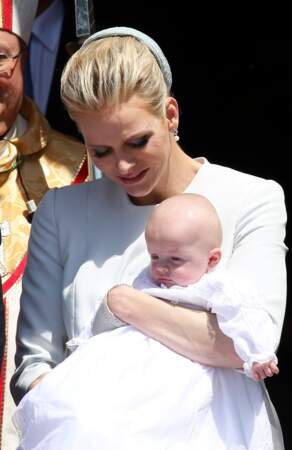 Charlène de Monaco avec le prince Jacques lors de son baptême en la Cathédrale de Monaco le 10 mai 2015