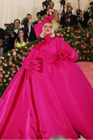 Lady Gaga présidente du MET 2019, arrive dans un manteau géant flashy