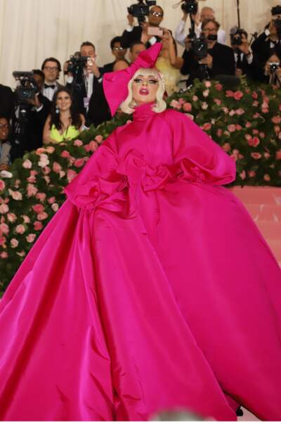 Lady Gaga présidente du MET 2019, arrive dans un manteau géant flashy