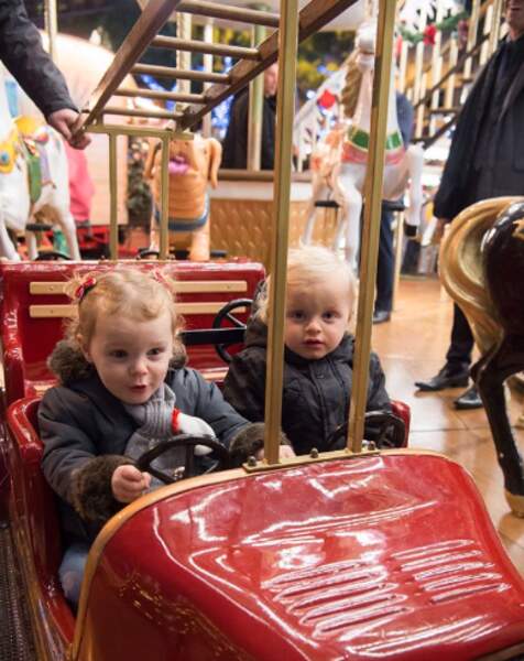 Les jumeaux de Charlène et Albert visitent le marché de Noël