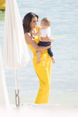 La belle Eva Longoria radieuse en jaune et son adorable fils Santiago