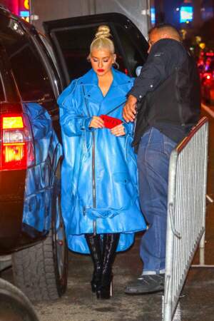 Christina Aguilera porte un perfecto en cuir bleu XXL, couleur dont on s'inspire pour nos pièces de l'hiver.