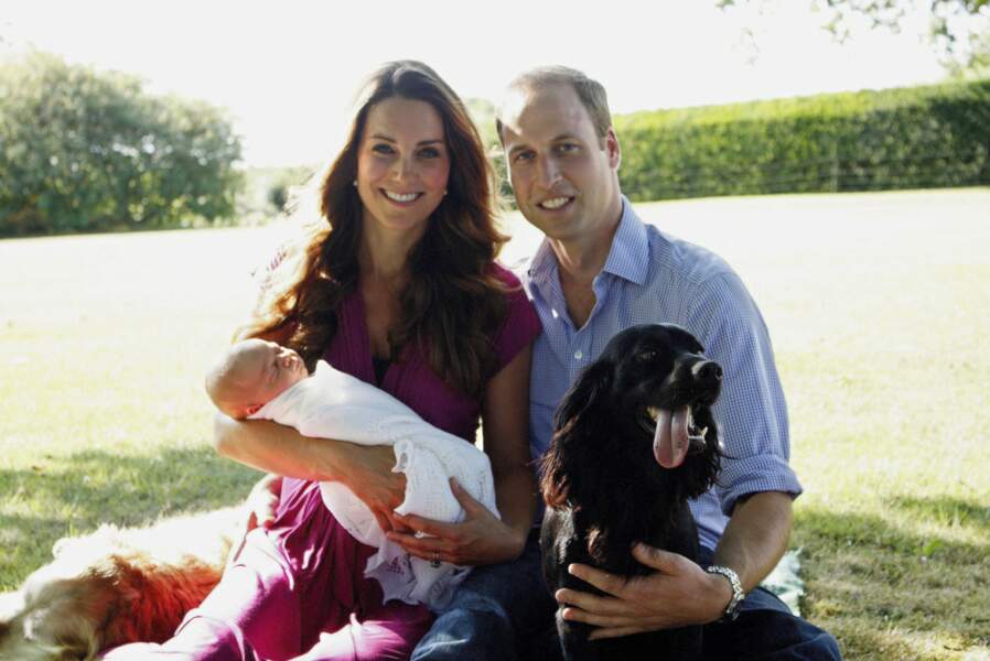 20 août 2013: La première photo officielle de la famille Cambridge réalisé par le père de Kate