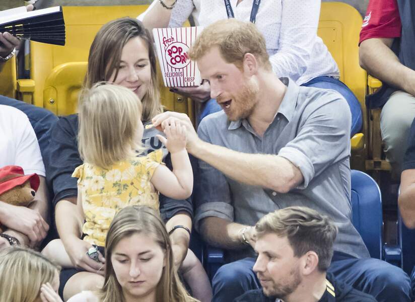 Le prince Harry s'amuse avec une petite fille lors des Invictus Games