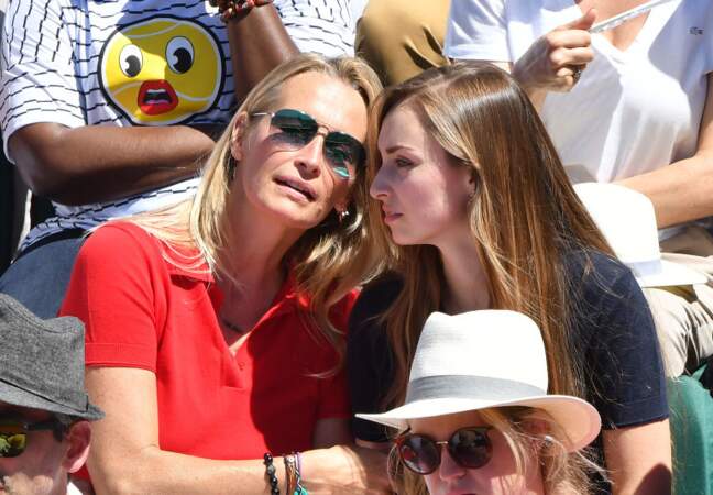 Estelle Lefébure et sa fille Emma complices à Roland-Garros.