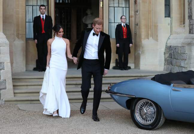 Le prince Harry et Meghan Markle quittent le château de Windsor à bord d'une Jaguar cabriolet le 19 mai 2018
