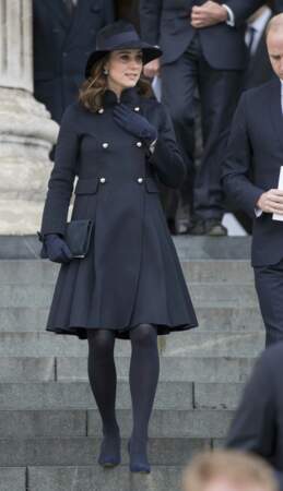 Kate Middleton, très enceinte  et très sobre pour rendre hommage aux victimes de la Tour grenfell