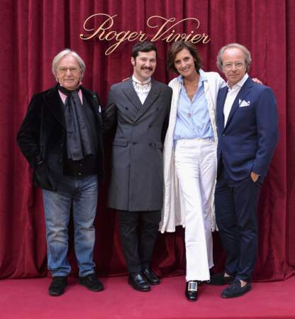 Diego Della Valle, Gherardo Felloni, Ines de la Fressange et Andrea Della Valle posent au photocall Roger Vivier.