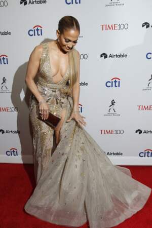 Jennifer Lopez dans une sublime robe Guess qui dévoile ses formes