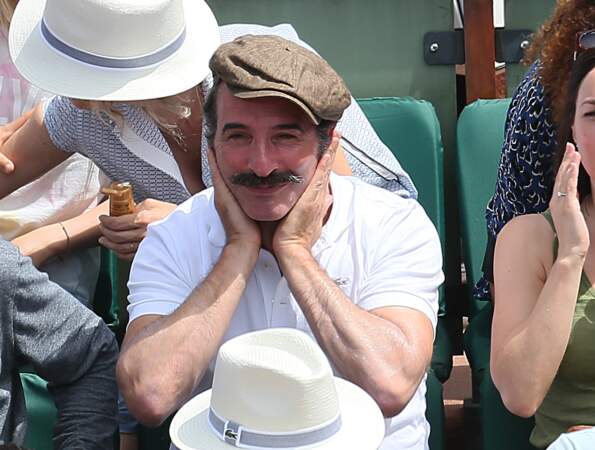 Très absorbé par le match, Jean Dujardin affiche sa moustache à Roland Garros