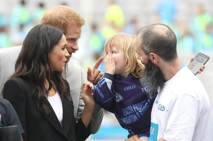 Meghan Markle et le prince Harry s'amusent avec un enfant lors de leur voyage officiel à Dublin, le 11 juillet
