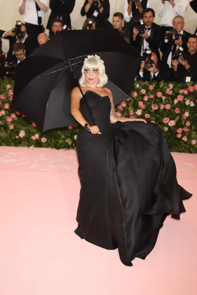 Lady Gaga joue les princesses en robe noire bustier et ombrelle chic