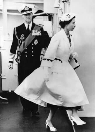 Elisabeth II et le Duc d'Edimbourg juste avant de passer en revue la flotte royale en juin 1953