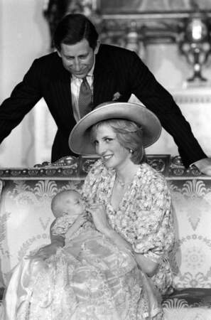 Le prince William entouré de ses parents Lady Diana et le prince Charles, lors de son baptême le 4 août 1982