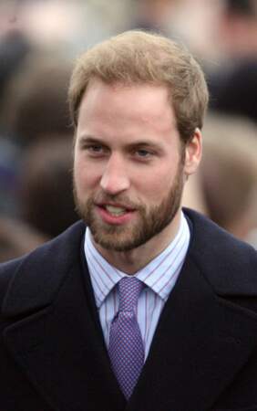 un look inattendu : Le prince William barbu et les cheveux en brosse a 26 ans