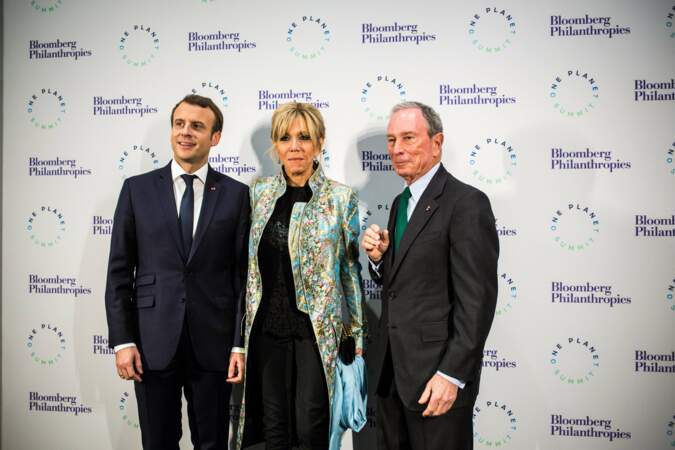Brigitte Macron avec son manteau Louis Vuitton collection printemps/été 2018