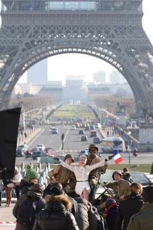 Devant la Tour Eiffel, la fille du King of Pop est aux anges