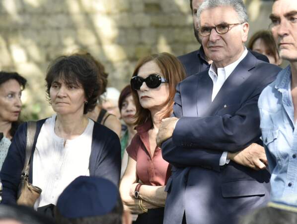 Isabelle Huppert, cachée derrière ses lunettes de soleil, aux obsèques de Claude Lanzmann