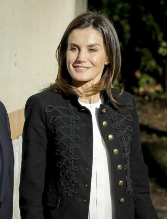 La reine Letizia d'Espagne rayonnante avec une veste d'officier Zara et un pantalon noir