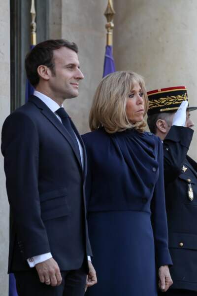 Brigitte Macron très chic en robe bleue nuit Louis Vuitton à l'Elysée