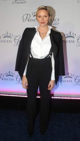 La princesse Charlene of Monaco avec une coupe de cheveux rétro
