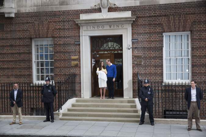 Le prince William et Kate Middleton posent devant l'hôpital St-Mary avec la princesse Charlotte, le 2 mai 2015