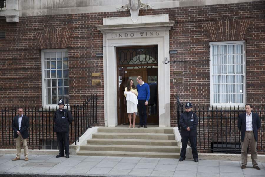 Le prince William et Kate Middleton posent devant l'hôpital St-Mary avec la princesse Charlotte, le 2 mai 2015