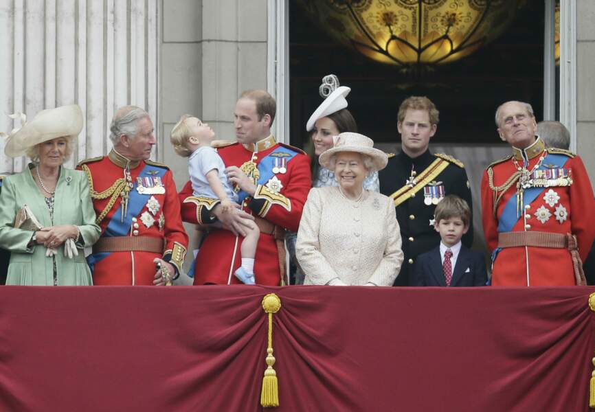 Toute la famille royale s'est ensuite rassemblée sur le balcon de Buckingham Palace pour admirer un défilé aérien