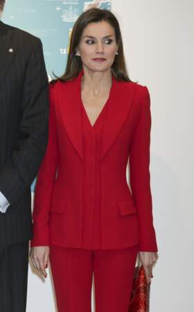 La reine Letizia d'Espagne, canon en tailleur rouge