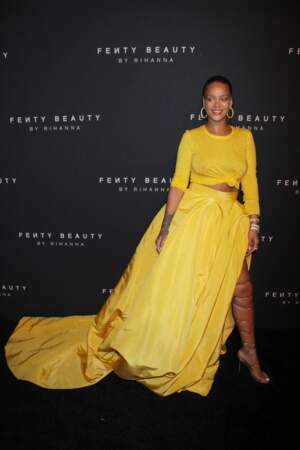 Rihanna, très souriante, heureuse et stylée, au lancement de sa ligne Fenty Beauty