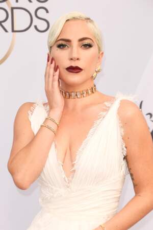 Lady Gaga sculpturale en robe blanche Dior et bijoux TIFFANY & CO. lors des SAG Awards 2019.