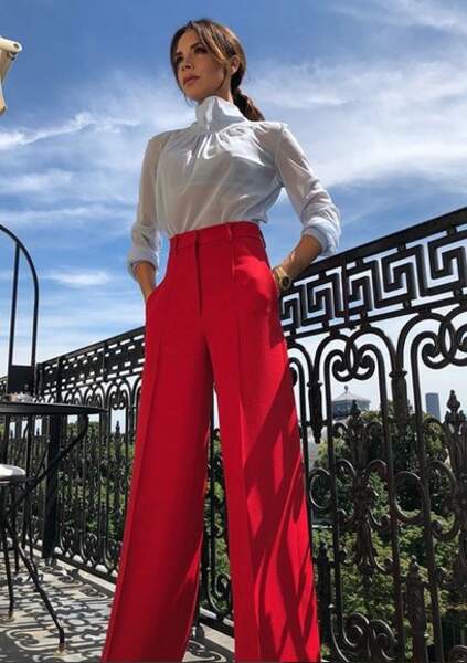 23 juin: l'ex-Spice Girl pose en pantalon extra-large, avant d'assister au défilé Dior Homme.