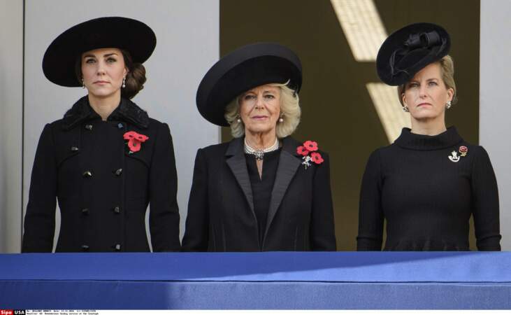 Aux côtés de Camilla  (au centre),  Kate Middleton porte un chapeau directement inspiré du style de lady Di