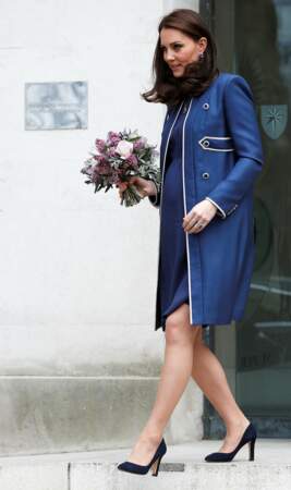 Kate Middleton, en ensemble bleu Jenny Packham, lors d'une visite officielle à Londres le 27 février 2018