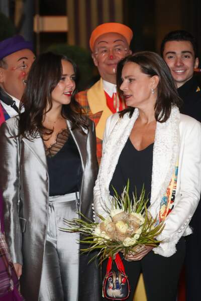 Pauline Ducruet en gris métal et sa mère la princesse de Monaco en blanc très chic