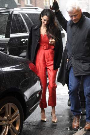 Amal Clooney, un modèle d'élégance qui adore rayonner en rouge pour la baby-shower de Meghan Markle
