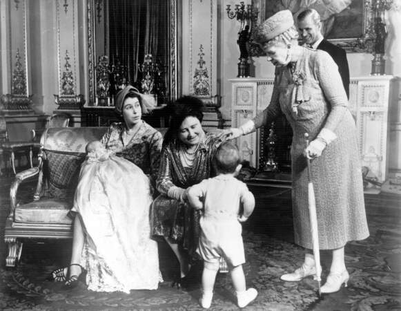 La Princesse Anne avec sa mère et sa grand-mère