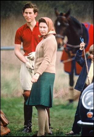 Le prince Charles et sa mère, la reine Elizabeth II, à Badminton, en 1967.