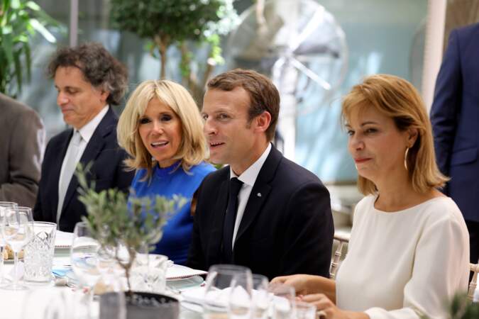 Brigitte Macron radieuse en robe bleue et carré blond